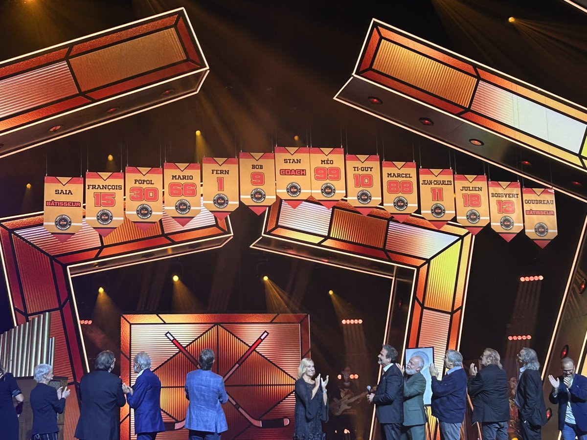 IanLafreniere's tweet image. Grande soirée lundi dernier, la première de @Juste_pour_rire avec l’intronisation du groupe Les boys 🏒 au temple de la renommé au théâtre Maisonneuve. 👏✨
🎤 Plusieurs artistes ont rendu hommage aux célèbres Stan, Mélo, Bon, Popol, Fern et j’en passe. ⭐️
Moment touchant avec…