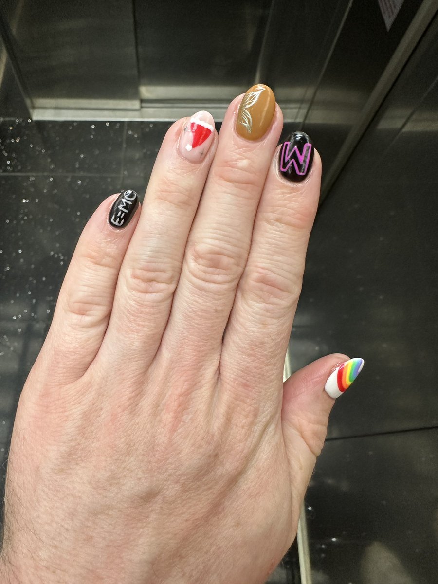 a week early, but the <a href="/MariahCarey/">Mariah Carey</a> at <a href="/PrideBrighton/">Brighton & Hove Pride</a> nails are ready 💅🏼