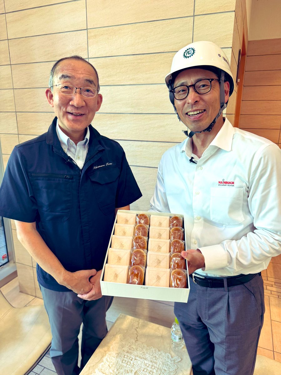 shoogoo0's tweet image. ハインブッフの鈴木社長から栗まんじゅうと最中を全員甘党なマーケティング部にいただきました
ん、このコンビはもしかして次は…