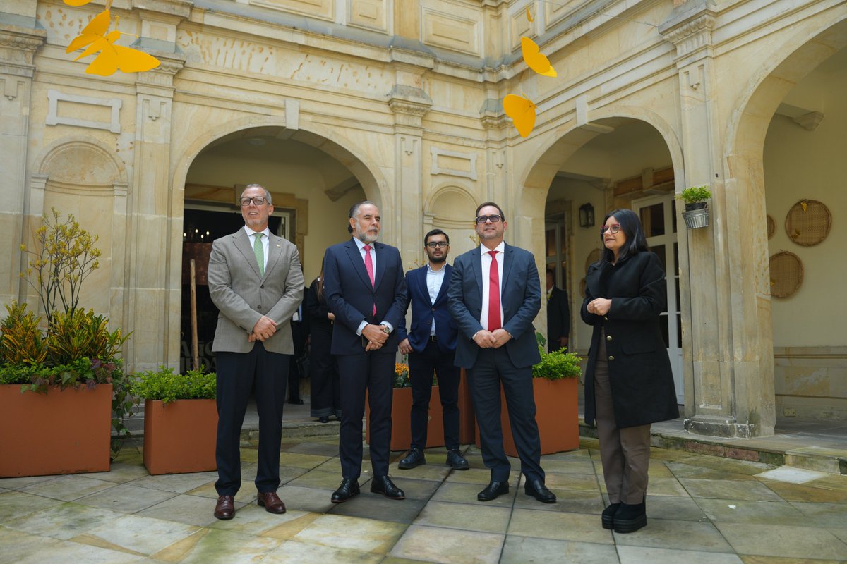 infopresidencia's tweet image. 📸 | El Presidente @petrogustavo, el nuevo presidente del Senado, @lidiosenado, y Julián López, nuevo presidente de la Cámara de Representantes se reunieron en la tarde de este martes en la @Casa_Narino.