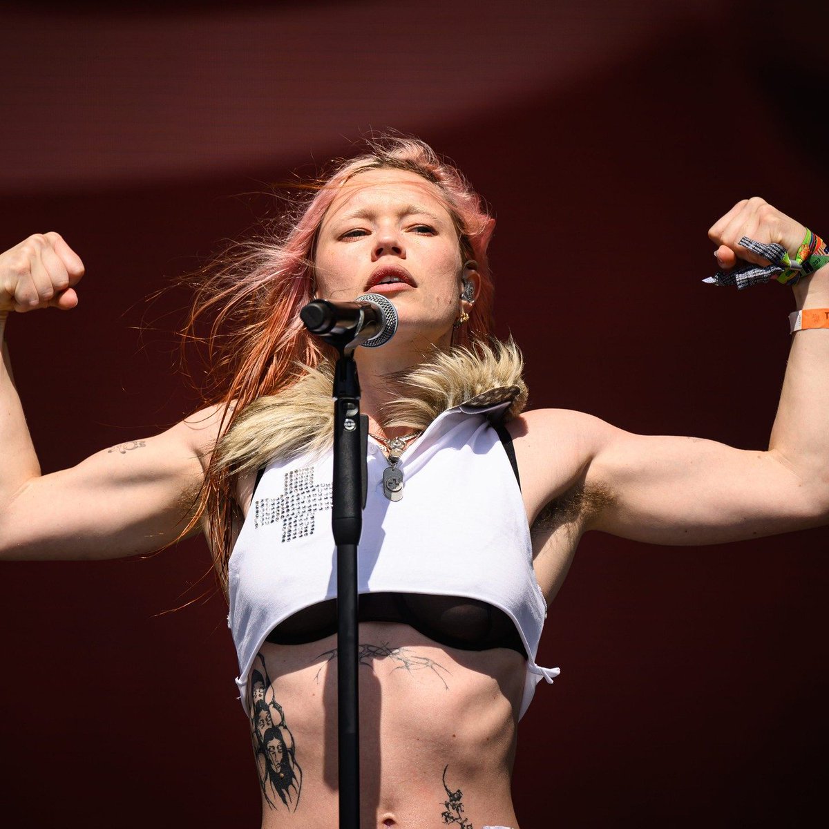 pitchfork's tweet image. Wet Leg's Rhian Teasdale is a frontwoman who leans into the uncanny and the strange, never letting you guess her next move. Read our review of moisturizer here: pitchfork.visitlink.me/VAvMcL
📷 by Leon Neal/Getty Images