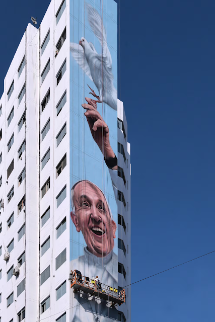 cathconclave's tweet image. Catholic Conclave: Pope Francis as super-sized popular idol. #CatholicX How quickly will it come down when they discover his terrible record of sex abuse cover-up? cathcon.blogspot.com/2025/07/pope-f…