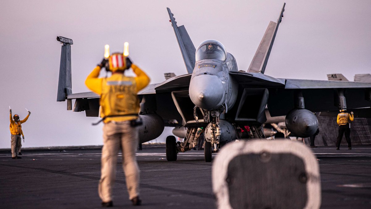 US7thFleet's tweet image. U.S. Sailors conduct flight operations on the flight deck of Nimitz-class aircraft carrier USS George Washington (CVN 73) while underway in the Timor Sea, July 16, in support of Talisman Sabre.
📸 by MCSN Nicolas Quezada
#USNavy | #TalismanSabre2025