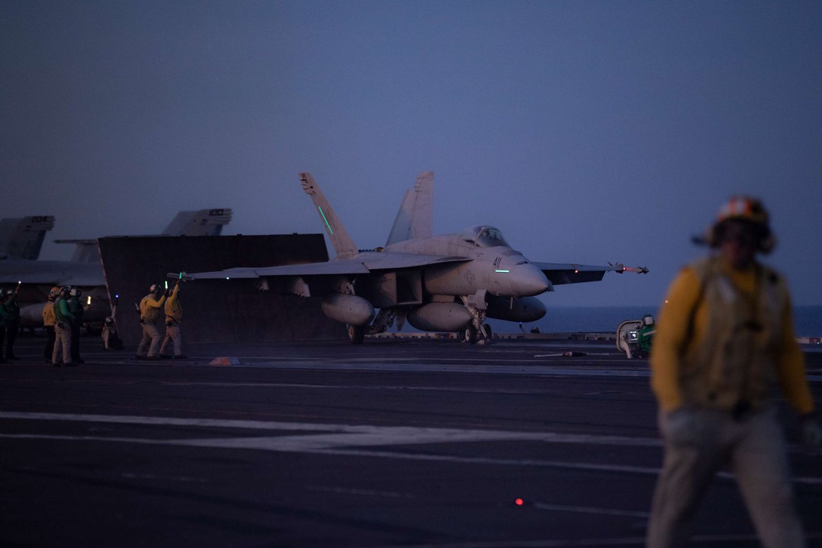 US7thFleet's tweet image. U.S. Sailors conduct flight operations on the flight deck of Nimitz-class aircraft carrier USS George Washington (CVN 73) while underway in the Timor Sea, July 16, in support of Talisman Sabre.
📸 by MCSN Nicolas Quezada
#USNavy | #TalismanSabre2025