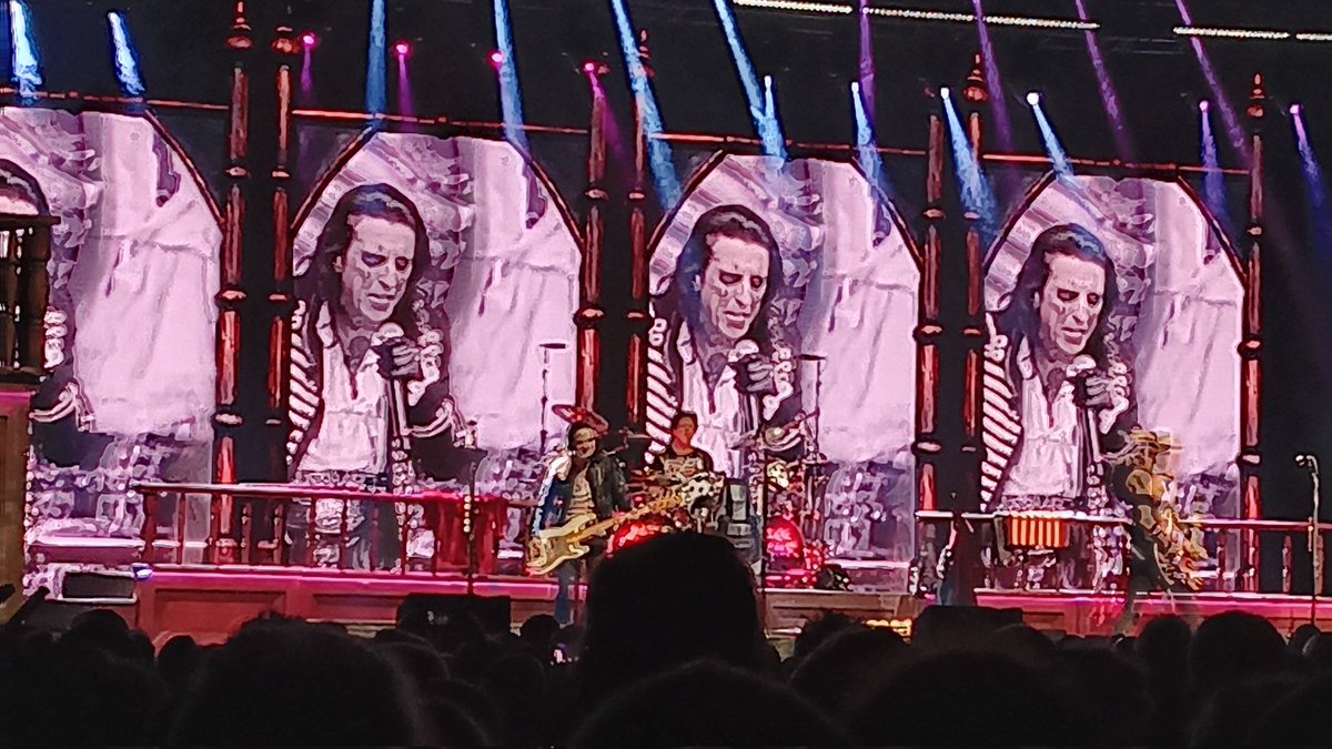 ametcalfe42's tweet image. Amazing as always, @alicecooper simply blew the roof of in #Cardiff tonight and lovely touch to mark #ozzyosbourne passing at the end. As always, if you are seeing him &amp;amp; the band on this tour, you are in for a treat.