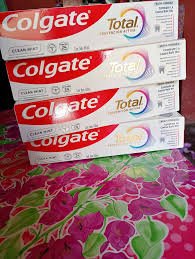 fuegotenes's tweet image. la colgate total clean estaba baratísima en el almacén y me compré 100 soy la genia del ahorro boludos