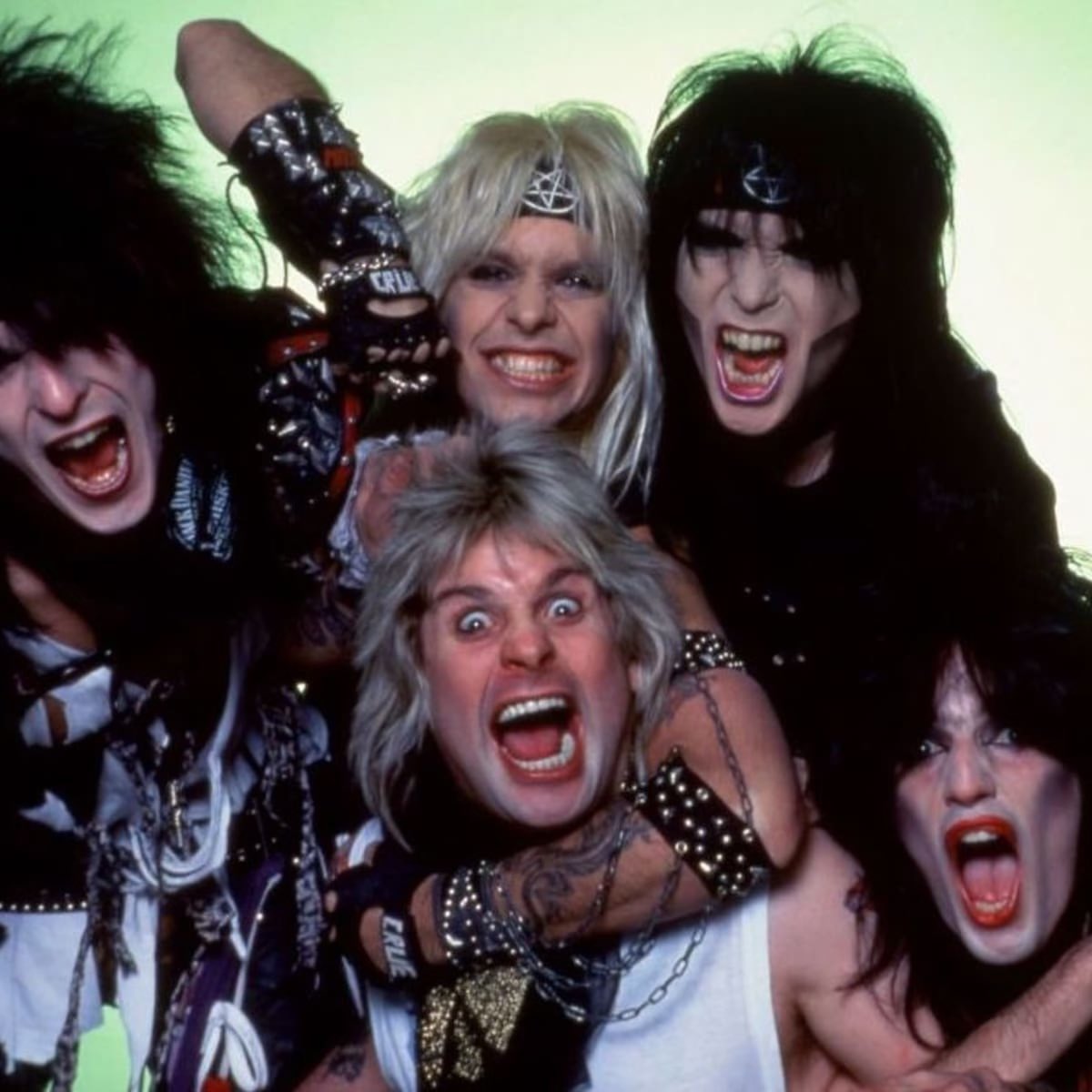 MotleyCrue's tweet image. RIP @OzzyOsbourne
Thank you for all that you did for music and for Mötley Crüe. None of this would be same if it wasn’t for you and you will be missed. Our thoughts are with the Osbourne family. 🖤
#ozzyosbourne #mötleycrüe