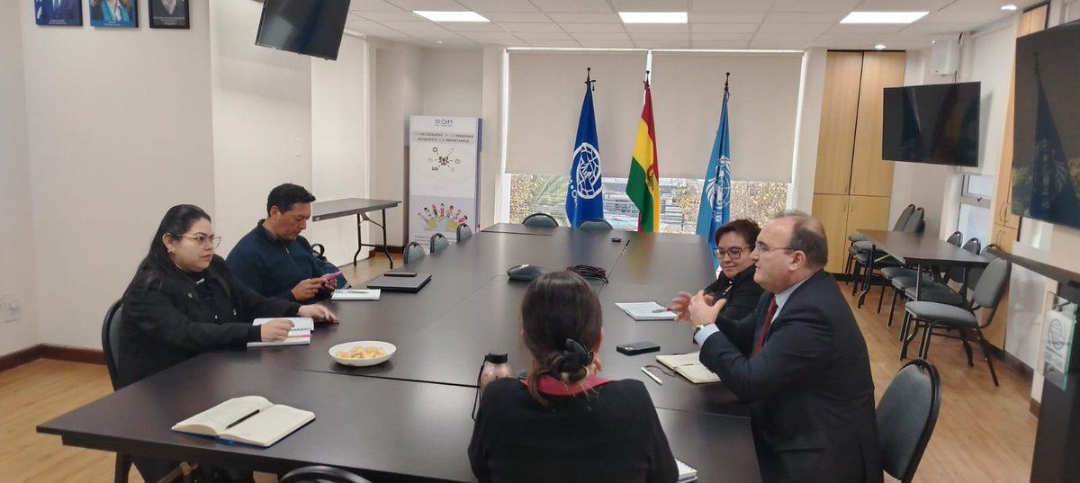 El jefe de misión de <a href="/OIM_Argentina/">OIM Argentina</a>, Alejandro Guidi, se informa sobre la participación de <a href="/MIGRACION_BOL/">Dirección General de Migración Bolivia</a> en espacios regionales de coordinación; además de conocer los movimientos migratorios desde y hacia Bolivia, y los flujos en fronteras con el país vecino en los últimos meses