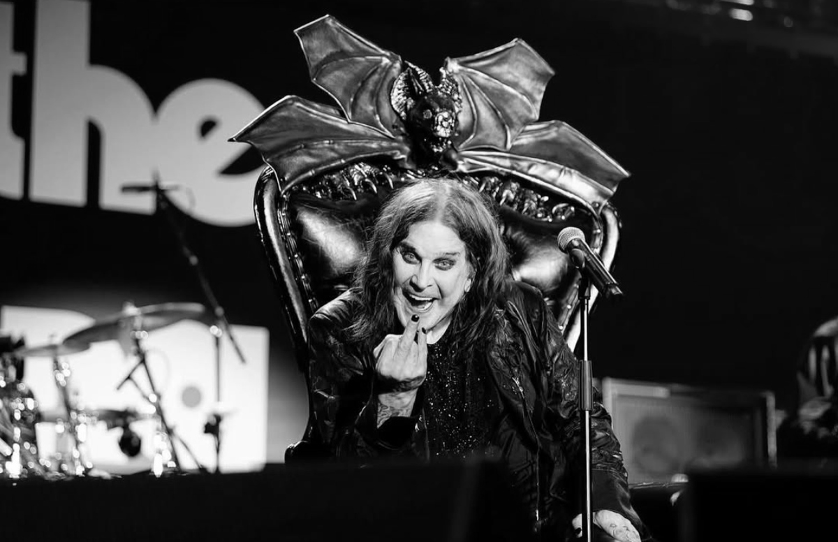 Hoje, honramos o Príncipe das Trevas, Ozzy Osbourne. 🤘 Seu impacto na música é eterno e seu legado como um dos maiores ícones do rock jamais será esquecido. 🎸🖤   

📷 Instagram