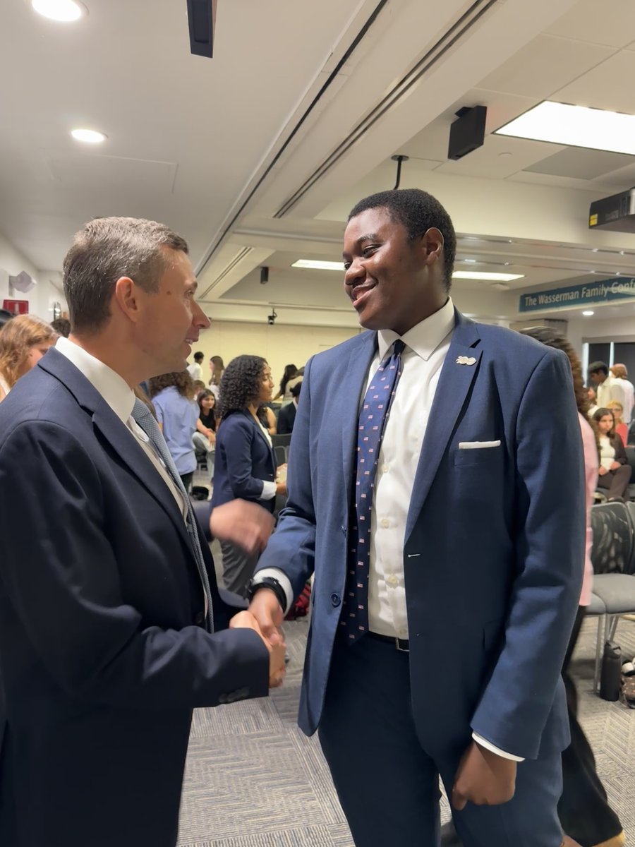 kenmartin73's tweet image. Today, I met with Rep. @jamie_raskin’s Democracy Summer Fellows at DNC HQ!
They are our next generation of organizers and leaders, and they reminded me of the people I met when I organized for Paul Wellstone in high school.
We can’t give up on our future. I know our young…