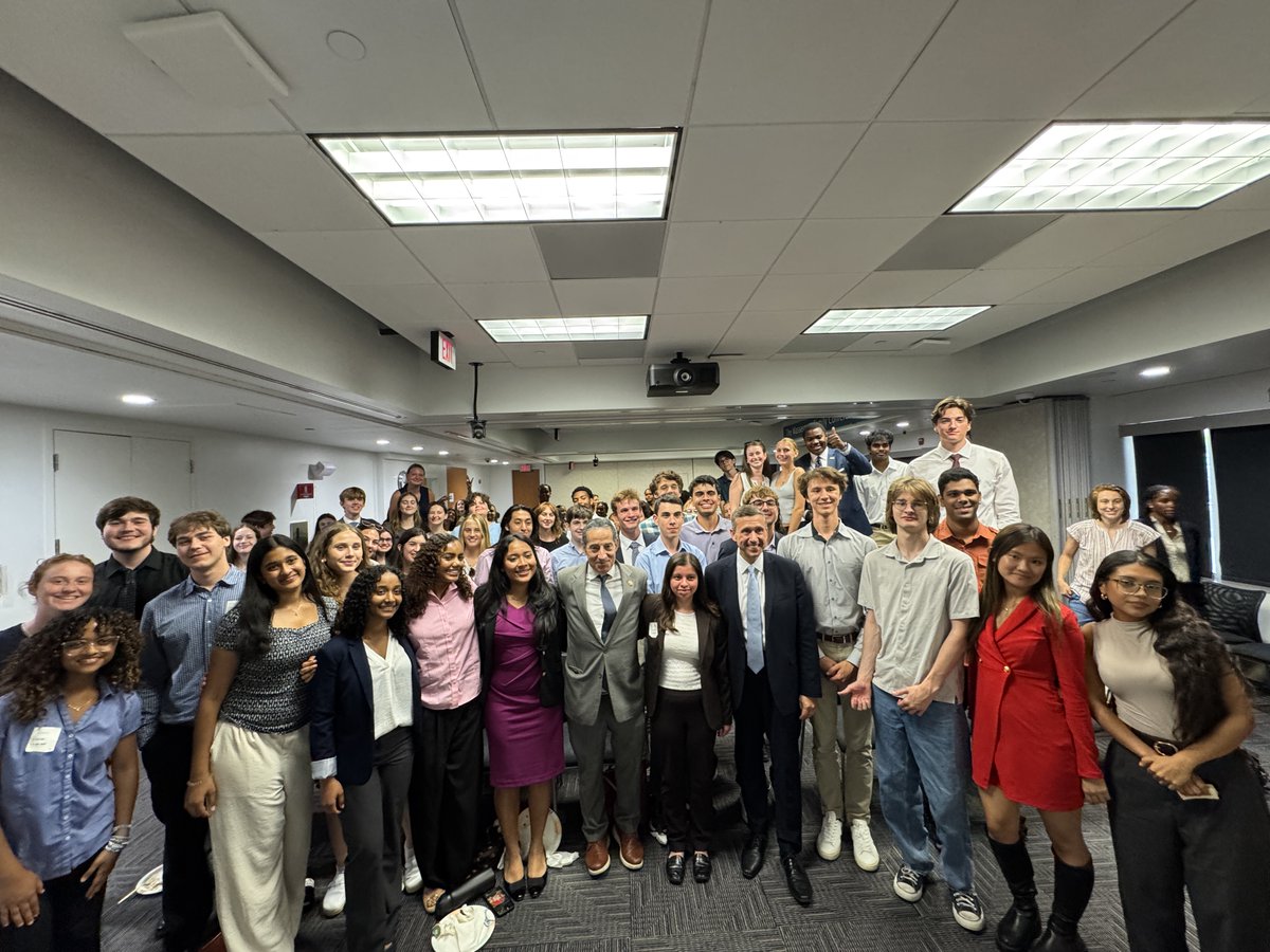 kenmartin73's tweet image. Today, I met with Rep. @jamie_raskin’s Democracy Summer Fellows at DNC HQ!
They are our next generation of organizers and leaders, and they reminded me of the people I met when I organized for Paul Wellstone in high school.
We can’t give up on our future. I know our young…