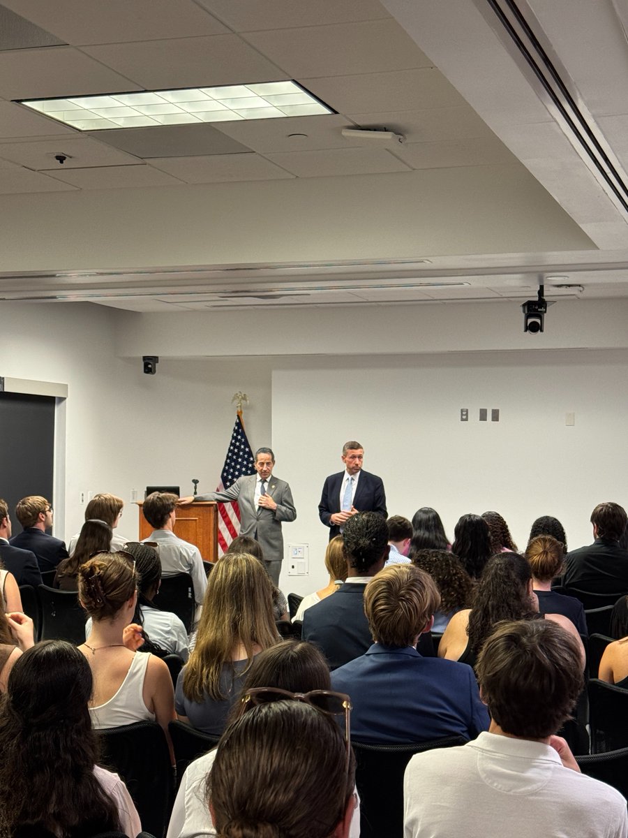 kenmartin73's tweet image. Today, I met with Rep. @jamie_raskin’s Democracy Summer Fellows at DNC HQ!
They are our next generation of organizers and leaders, and they reminded me of the people I met when I organized for Paul Wellstone in high school.
We can’t give up on our future. I know our young…