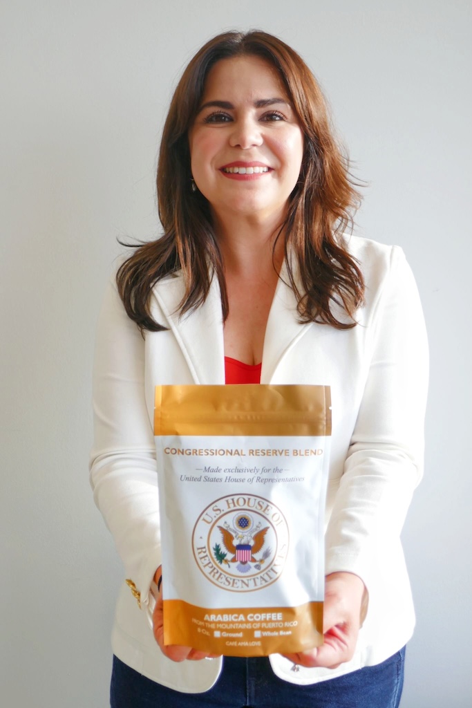 eyboricuapr's tweet image. 🇵🇷☕ ¡Orgullo boricua en Washington!
Por primera vez, el Congreso de EE. UU. servirá un café 100% puertorriqueño gracias a la finca Panorama Farm de Las Marías y su fundadora Angelique Sina. El Congressional Reserve Blend es mucho más que café: es impacto social, calidad agrícola…