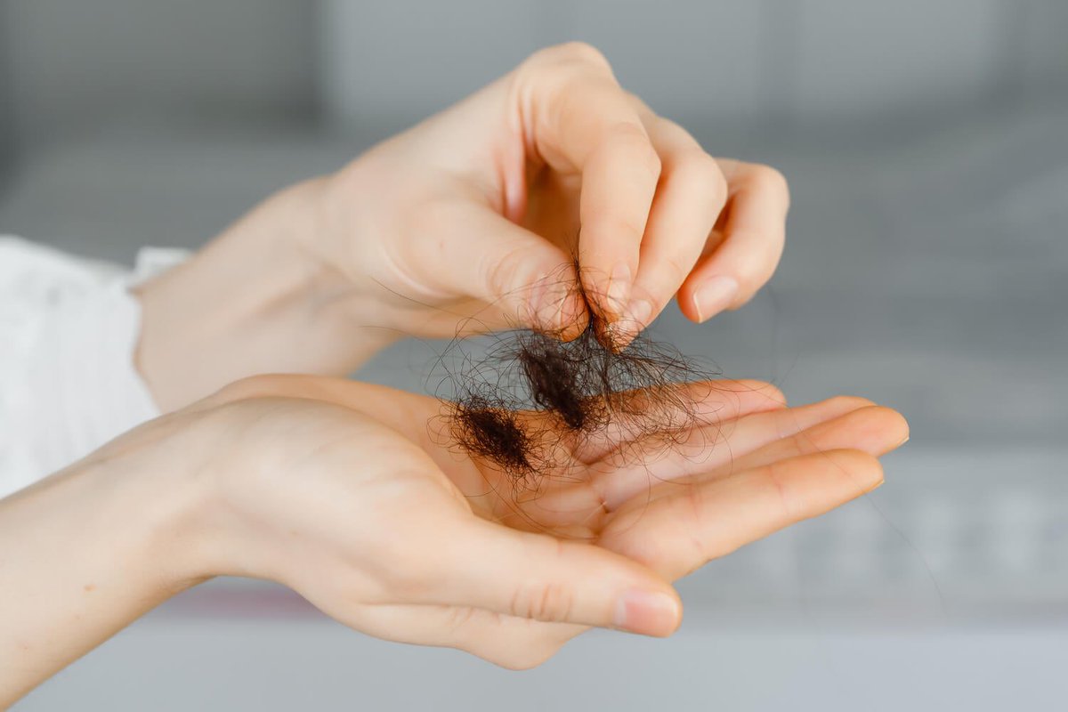 chay_books's tweet photo. 🧵 THREAD DE PRÉVENTION: Parlons de la trichotillomanie.

Un trouble encore trop méconnu, souvent minimisé, mais qui peut détruire la confiance en soi. 

Si tu arraches tes cheveux ou tes cils en cachette, ce thread est pour toi. ⬇️ https://t.co/Szgk64O8m9