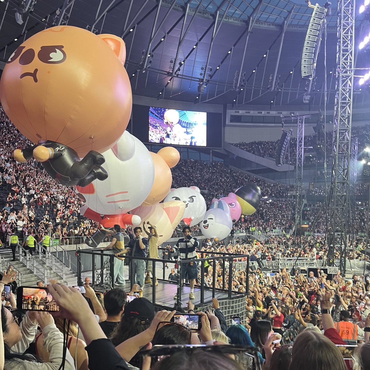 still can’t actually believe i saw skz after 6 longggg years and they were tHIS CLOSE TO ME??!!