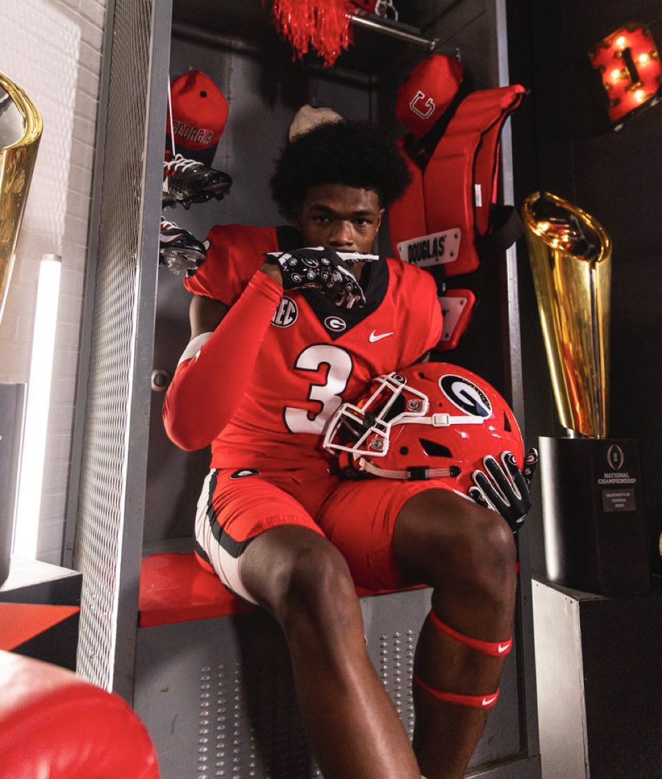 CFBKings's tweet image. Georgia commit Chace Calicut has been arrested and charged with two counts of aggravated assault with a deadly weapon during a violent driving incident.
(via @FOX26Houston)