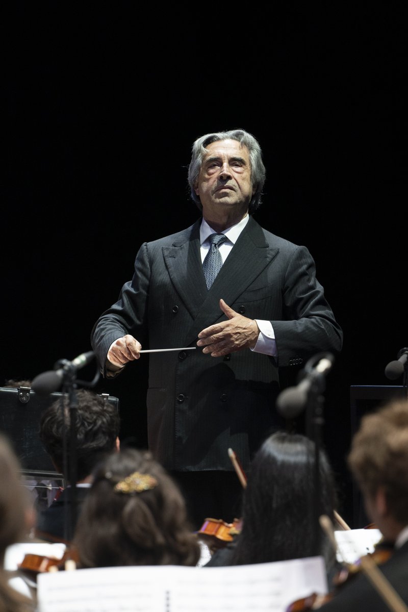 LuccaSummerFest's tweet image. Un grandissimo onore avere di nuovo sul palco di Lucca Summer Festival il Maestro Riccardo Muti e l’Orchestra Luigi Cherubini.

Grazie per questa serata magnifica!

#LSF25

Foto di Francesco Prandoni