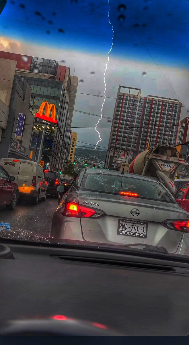 Momento perfecto. #Monterrey ⛈️ <a href="/abimaelsalas/">Abimael Salas Garza</a> <a href="/nelvaldez/">Nelson Valdez</a>
