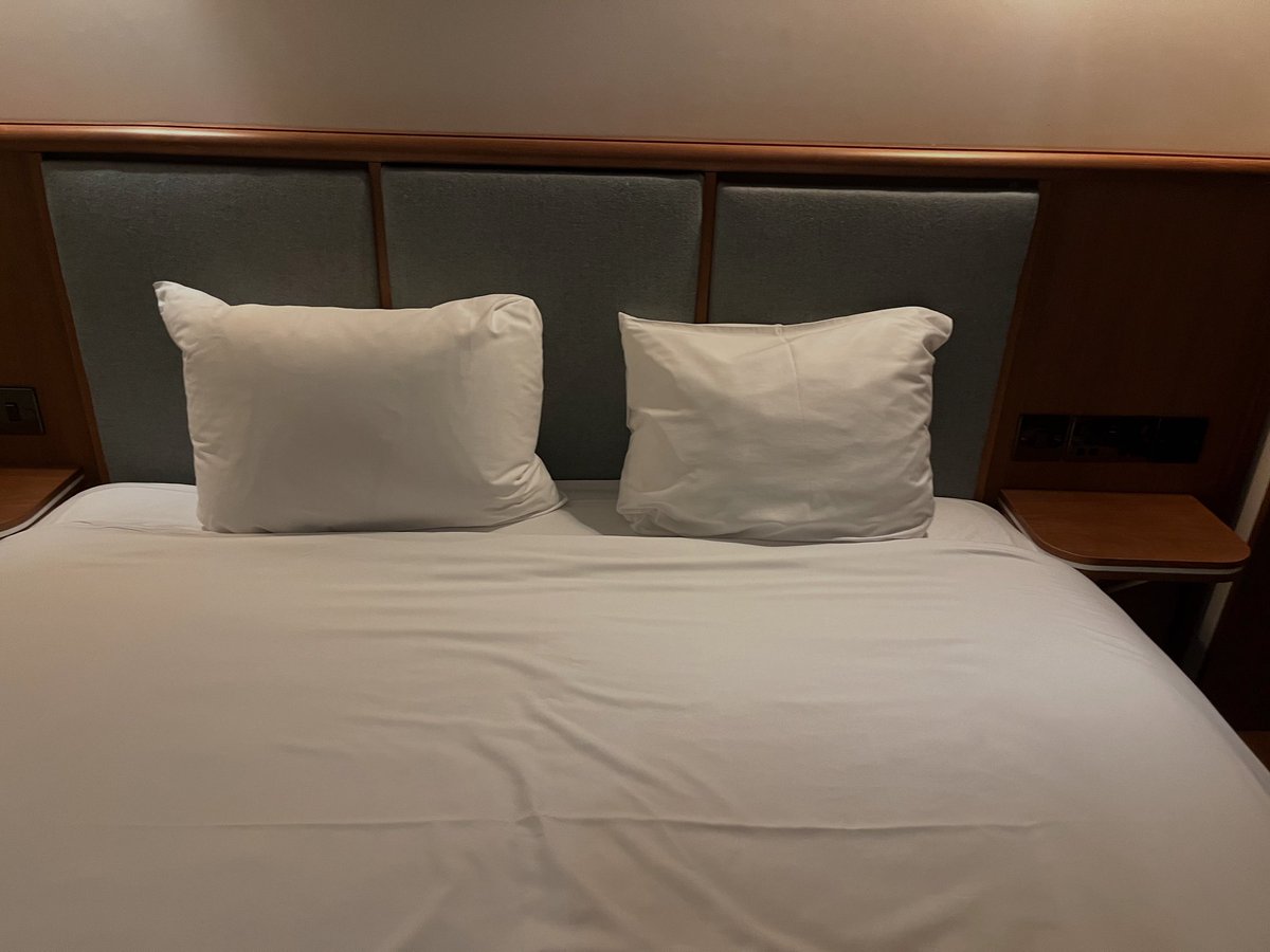 almurray's tweet image. This hotel seems to have bucked the trend and only provided the amount of pillows I might need and zero cushions. 10/10