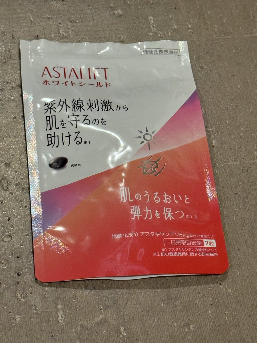 KeiTanaka_Radio's tweet photo. アスタキサンチンを7-8年飲んでます

抗酸化は美容界のキーワードとしては基本だけど、アスリート界でも本当に重要なのに、浸透がゆっくりめ

要は有酸素運動をすると、活性酸素が大量発生し、活性酸素は老化を促すので、ものすごい老ける(美容)、運動パフォーマンスが落ちる(アスリート)で困るため、抗酸化がキーワードになる、という理解です

気合いと根性時代、栄養はおろか水すら飲むことを禁じられていた時代、

長距離アスリートたちが、なんだか老けているのは、そういうところから来ていると言われていて

スポーツが科学されるようになってから、抗酸化は必須科目になってます。

アスタキサンチンはサケとかエビ、カニみたいな赤いやつに多く含まれる栄養素で、高い抗酸化作用があるらしいです

僕は美容には無関心すぎる一方、老化によるパフォーマンス低下は、今後の爆食生活にも支障が出るので、ずっと摂り続けています