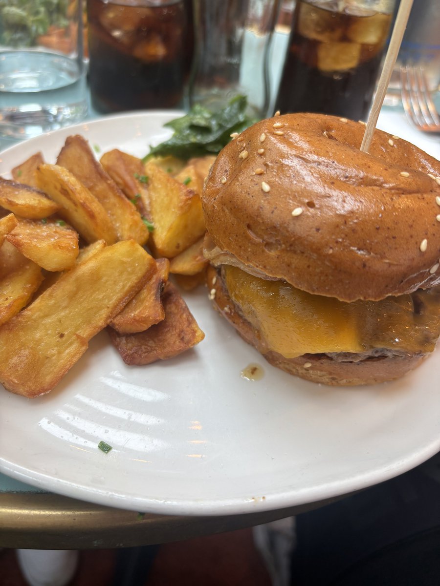 Shauns_Aviation's tweet image. As yous may know, every time I travel I do a “Gluten Free Recommendation”

Today’s ones are;

Aux Ducs de Bourgogne
&amp;gt; Located at 30 Rue de Bourgogne, 75007 Paris, France
&amp;gt; I got a gluten free crepe with nutella! Staff were lovely, a great spot!
&amp;gt; Price was around €9ish including…