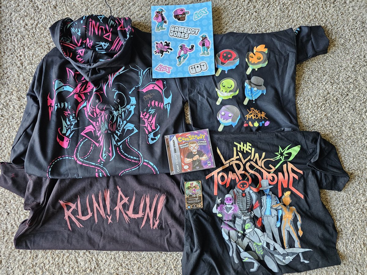 alexcrudie's tweet image. Merch haul from #NPC2025
I got the run run shirt by accident because of a misunderstanding at the merch table (I wanted the hoodie) 🤣 but it's sooooo cozy, and I absolutely love it ❤️💓💜