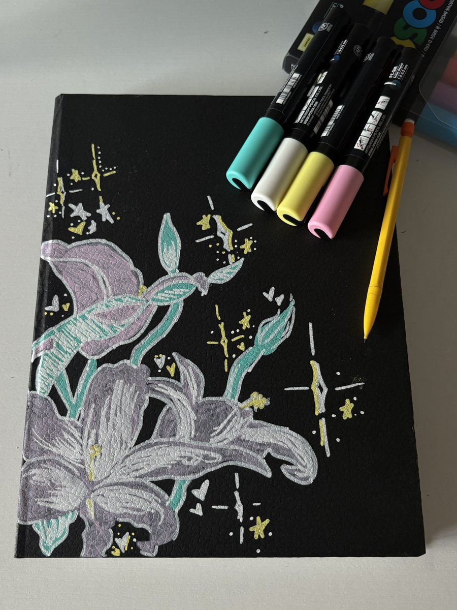jadosdiary's tweet image. just finished decorating my sketchbook 💞✨