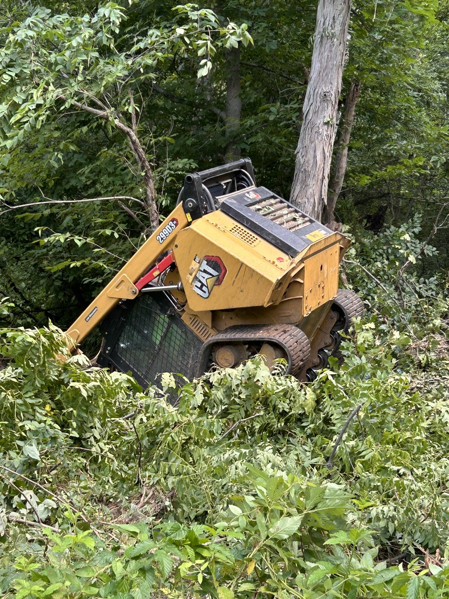 Simple_Shapes03's tweet image. Heavy equipment handstand. He was really teetering towards falling down into a deep slope and he maneuvered and balanced himself and held this for 2 minutes while we hooked a winch up to him.