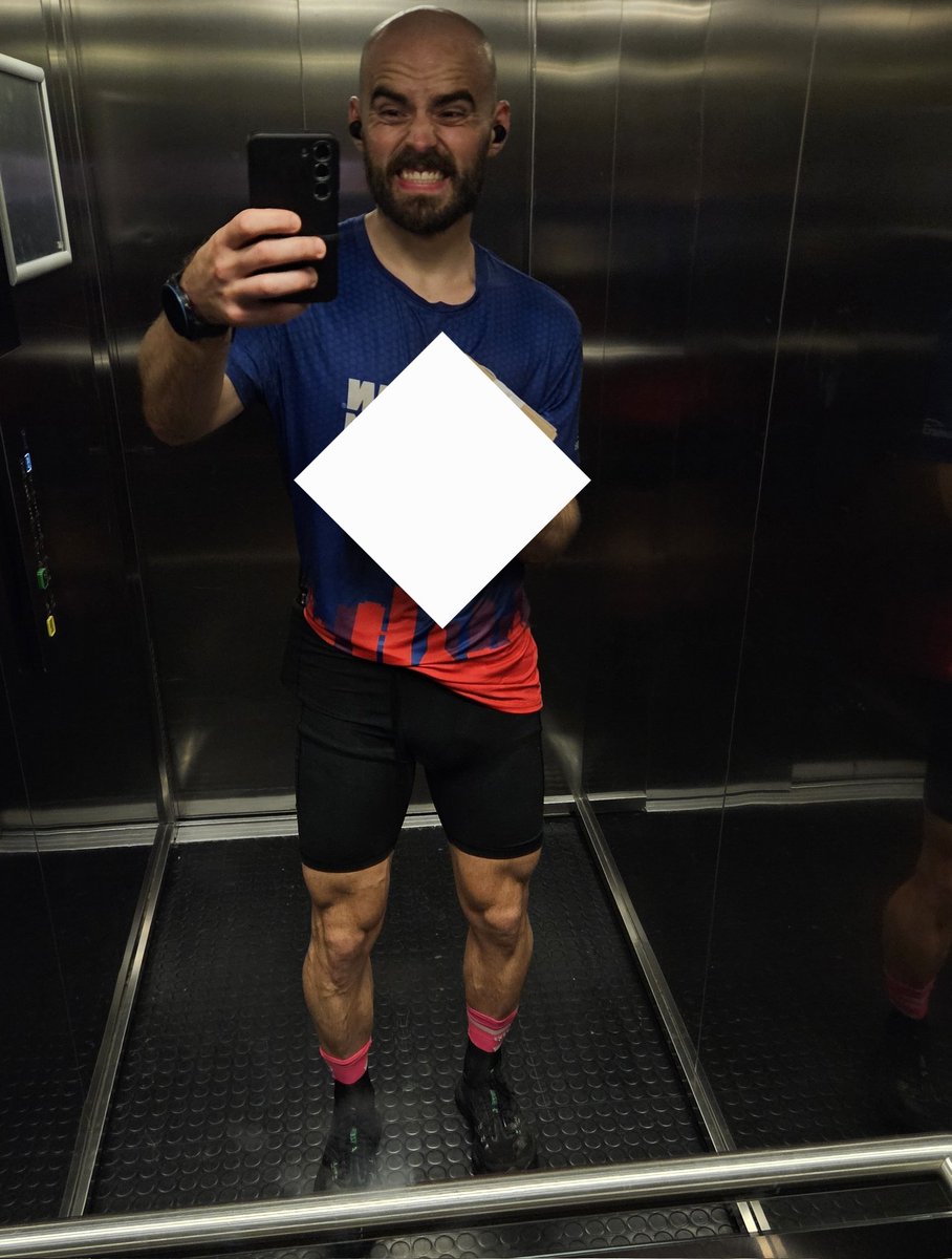 m_turski's tweet image. Małe, krótkie, ubite skurczybyki wyciągnęły jeszcze na godzinkę easy run. I tak człek... znaczy Hiena ubita.
Białeczko, sok z cierpkiej wiśni, magnez, melatoninka i spatku.