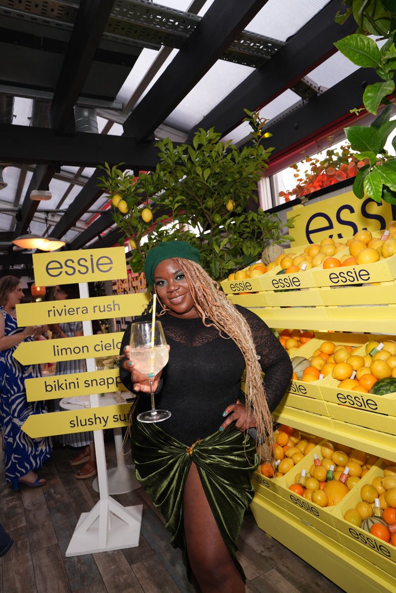 GeekyCassie's tweet image. A day with @essie #ad
I have so many pics and I love them all!
#rivierarush
@Tazziii @BillieTrixx_ and I look like like we are about to bring back Eternal