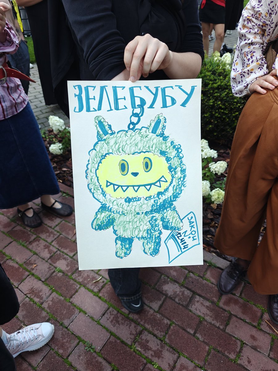 DevanaUkraine's tweet image. This is the first protest I can remember where each poster could compete with the other in creativity.
This is Zelebooboo 😀