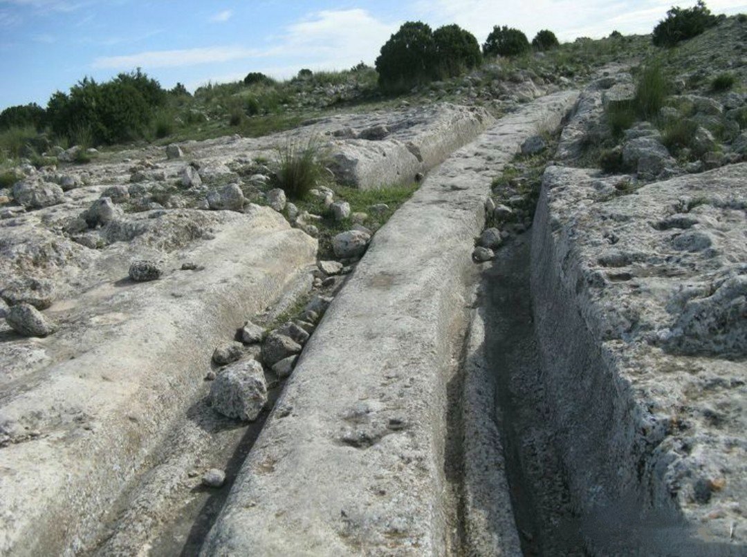 QDrop2450's tweet image. Rut tracks made by the repeated passage of wheels (were they wheels?) of some type of ancient vehicles from ALL OVER THE WORLD.
Question is: What type of "vehicles" did this? 🤔