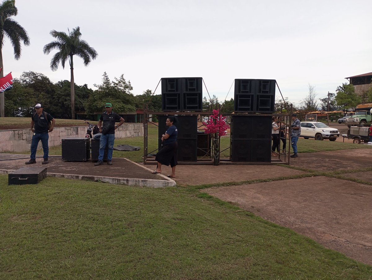En #MoaPrimeraPorElTrabajo listos para celebrar el acto por el 72 aniversario de los Asaltos a los Cuarteles Moncada y Carlos Manuel de Céspedes.
#HonorHolguinero
#EnMoaPodemos
<a href="/AsambleaMoa/">Asamblea Municipal Poder Popular MOA</a> 
<a href="/ManolihaHolguin/">Manuel F Hernández Aguilera</a> 
<a href="/QueipoRuiz/">Joel Queipo Ruíz</a> 
<a href="/YiganisM/">Yiganis Cruz Martínez</a>