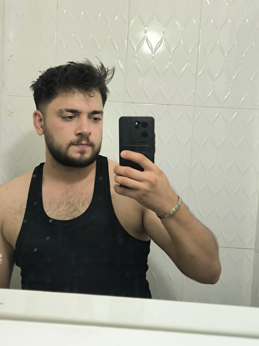 Hugedomm's tweet image. Sarhoşken tek uyumak yük olurmuş insana ..
İyi geceler 🥱