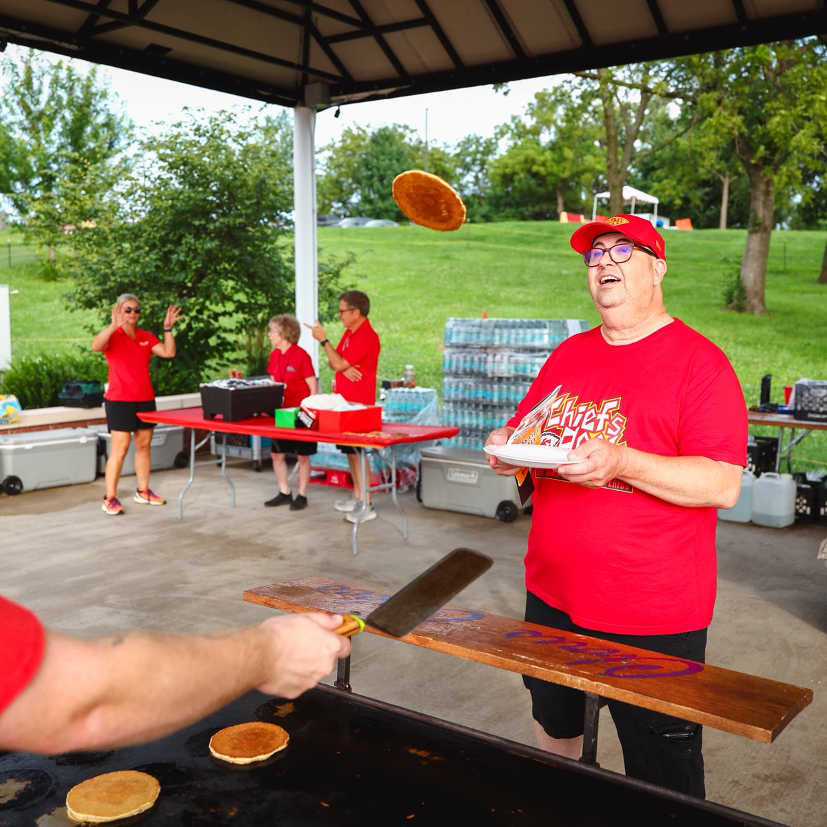 Chiefs's tweet image. Football and flapjacks 🥞
A big thank you to our Season Ticket Members for helping us kick off Chiefs Camp at today's pancake breakfast!