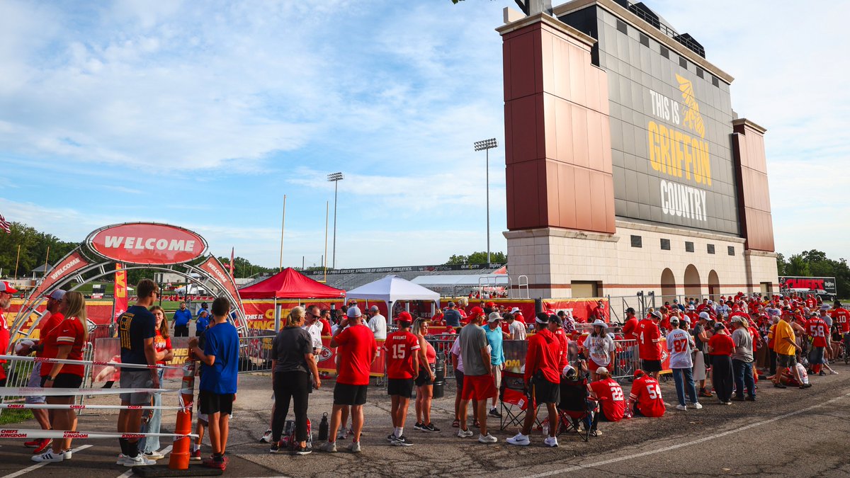 Chiefs's tweet image. Football and flapjacks 🥞
A big thank you to our Season Ticket Members for helping us kick off Chiefs Camp at today's pancake breakfast!