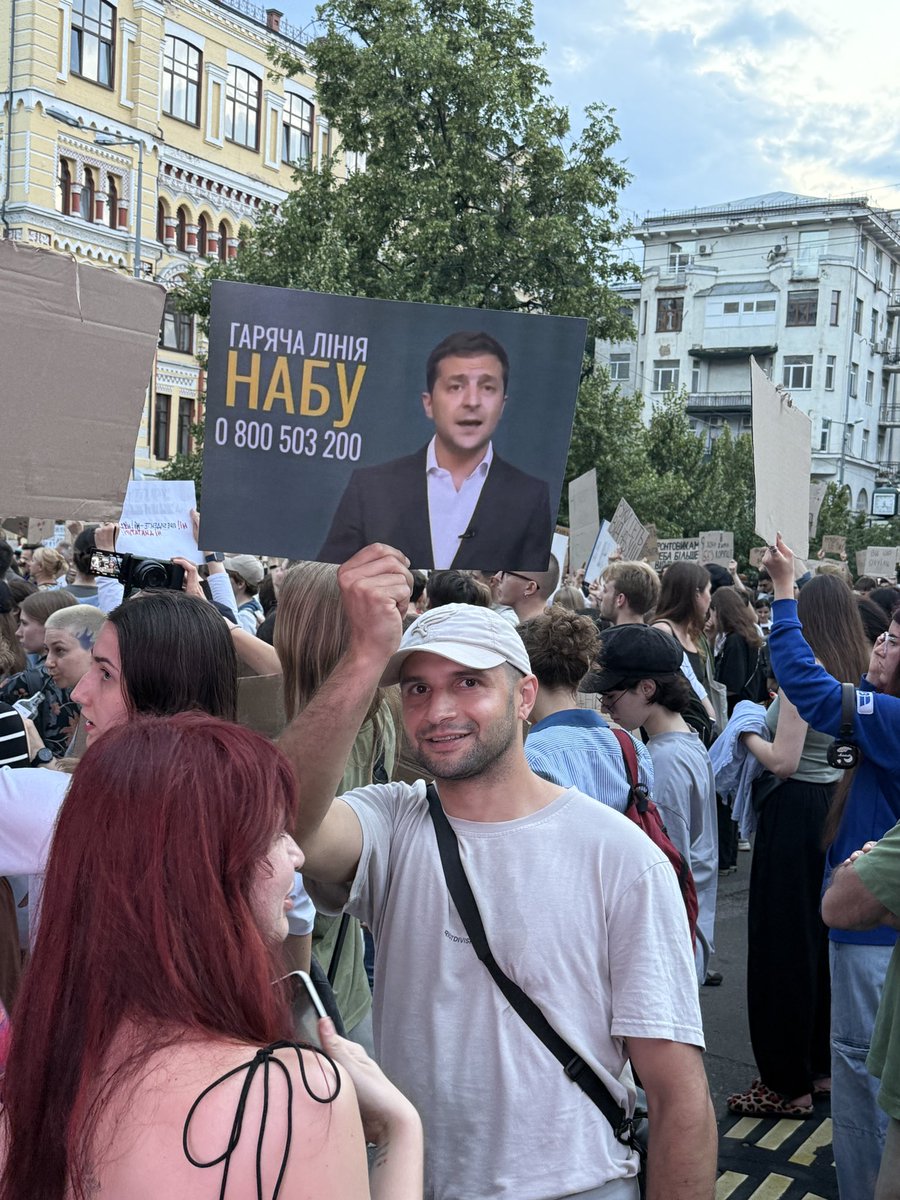 DevanaUkraine's tweet image. A poster where Zelensky advertises the NABU, which he actually liquidated today