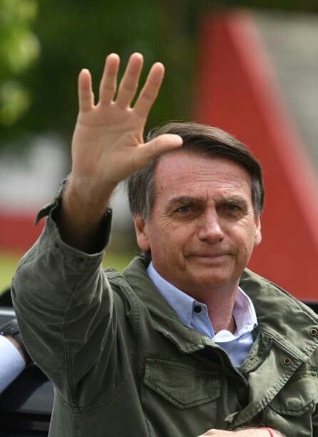 CentralDireitaB's tweet image. 🇧🇷 AGORA: Não há nenhuma movimentação intensa na casa do ex-presidente Jair Bolsonaro.
Apenas a equipe de segurança segue fazendo a ronda da casa. Tudo normal.
🗞️ @SamPancher