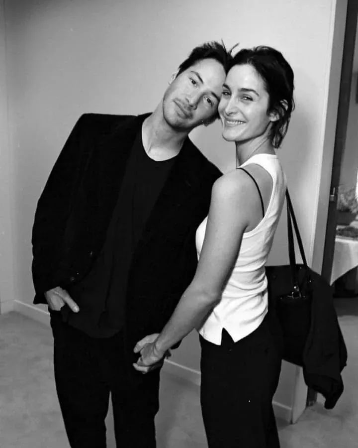 Thebestfigen's tweet image. Keanu Reeves and Carrie Anne Moss celebrating the release of "The Matrix", 1999.