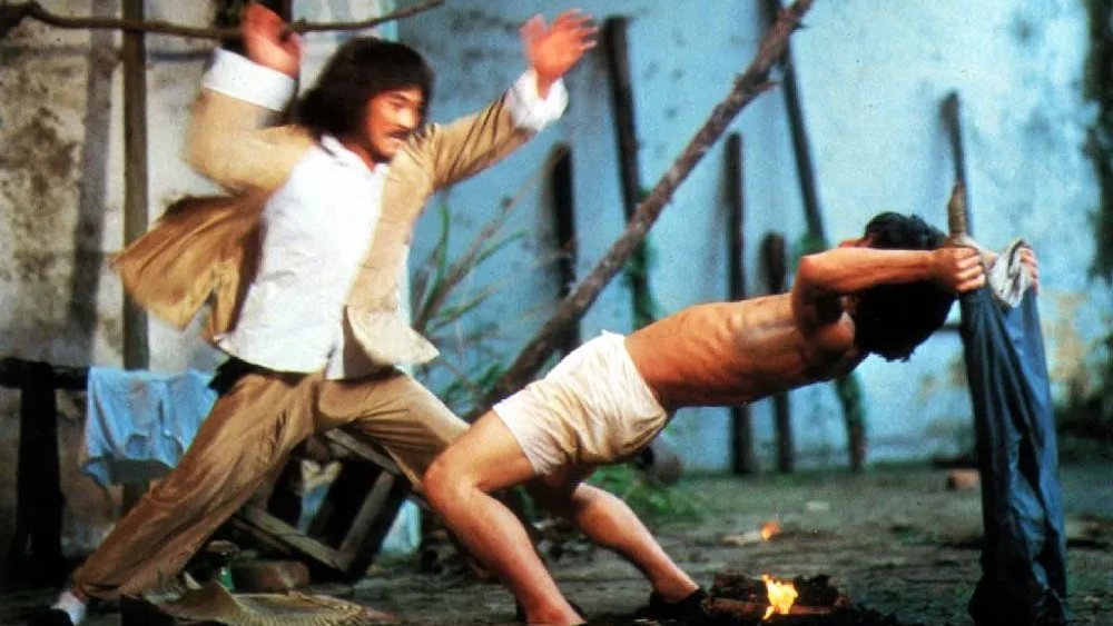 RanesHook's tweet image. #ToughGuyTuesday - DRUNKEN MASTER (1978) - Talented but lazy young ne'er-do-well martial artist #JackieChan is forced by his father to train in an unorthodox Kung Fu style where being inebriated makes him invincible! youtube.com/watch?v=WSu-9X…