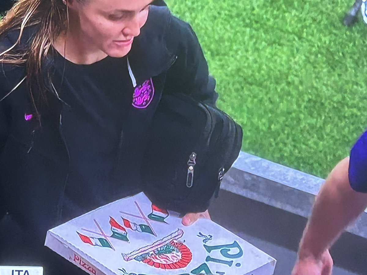 TopTrevor's tweet image. Dunking on Italy & then having pizza 😭
#ENGITA #Lionesses