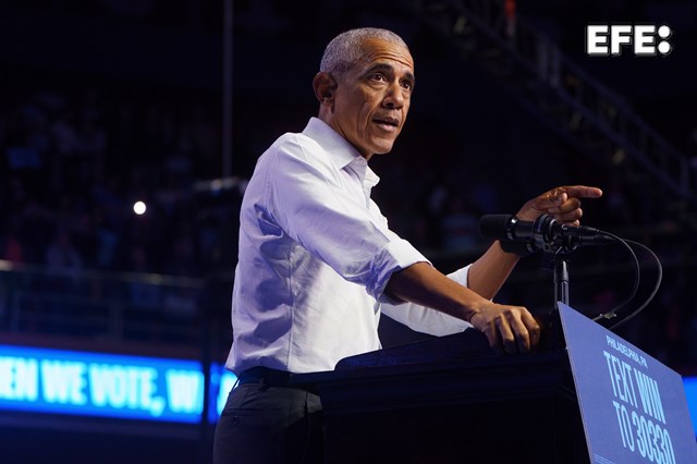 EFEnoticias's tweet image. El expresidente estadounidense Barack Obama califica de "ridícula" la afirmación de Donald Trump, que lo acusa de "traición" y de liderar una conspiración para deslegitimar su victoria en las elecciones de 2016. efe.com/mundo/2025-07-…