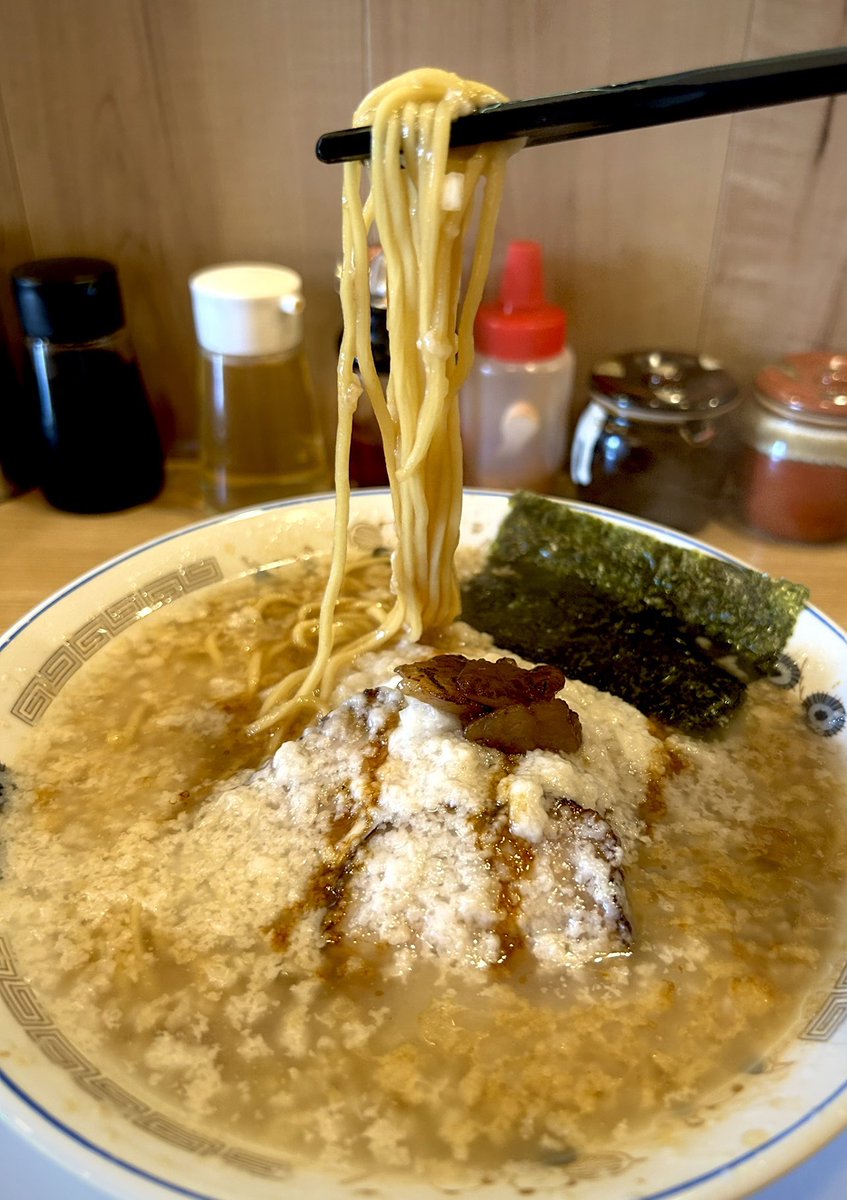 KOTAPAPA921's tweet image. 先日4年ぶりに訪店した
『麺処そら亭』昔とメニューやスタイルが違えど…美味しいって事には変わりがありませんでした
【背脂らーめん 中細ストレート麺 & 大油version】見た目コッテリでも 背脂の甘味とキレあるスープで 重さは全然感じないオリジナル感満載の 燕三条系ラーメンに仕上がってました♡
