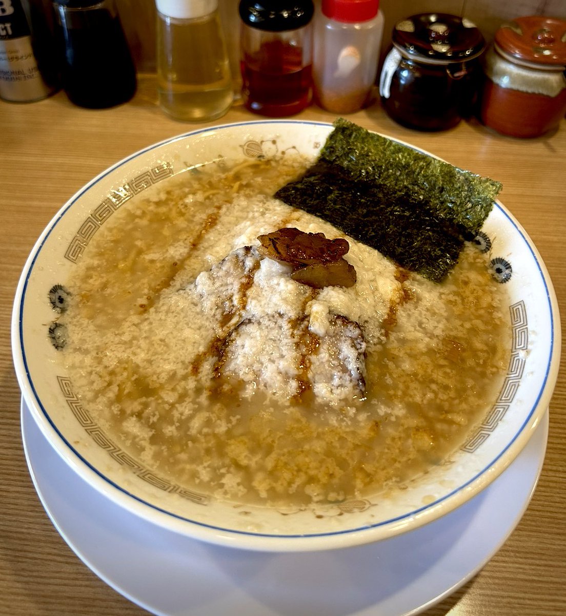 KOTAPAPA921's tweet image. 先日4年ぶりに訪店した
『麺処そら亭』昔とメニューやスタイルが違えど…美味しいって事には変わりがありませんでした
【背脂らーめん 中細ストレート麺 & 大油version】見た目コッテリでも 背脂の甘味とキレあるスープで 重さは全然感じないオリジナル感満載の 燕三条系ラーメンに仕上がってました♡