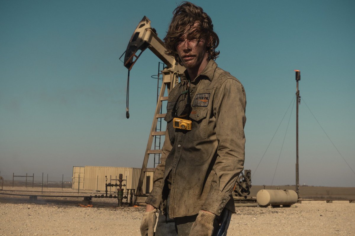cinepaticoblog's tweet image. 1ª de 'LANDMAN', donde Sheridan pasa de Montana a Texas, pero mantiene sus constantes. Un western moderno, el mito del cowboy se transforma en una figura atrapada entre la tradición y el capitalismo salvaje. La explotacion de la tierra, y las contradicciones del sueño americano.