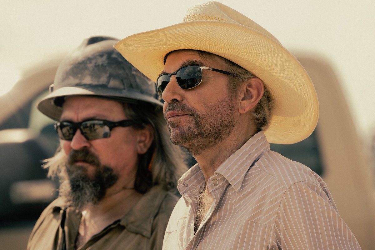 cinepaticoblog's tweet image. 1ª de 'LANDMAN', donde Sheridan pasa de Montana a Texas, pero mantiene sus constantes. Un western moderno, el mito del cowboy se transforma en una figura atrapada entre la tradición y el capitalismo salvaje. La explotacion de la tierra, y las contradicciones del sueño americano.