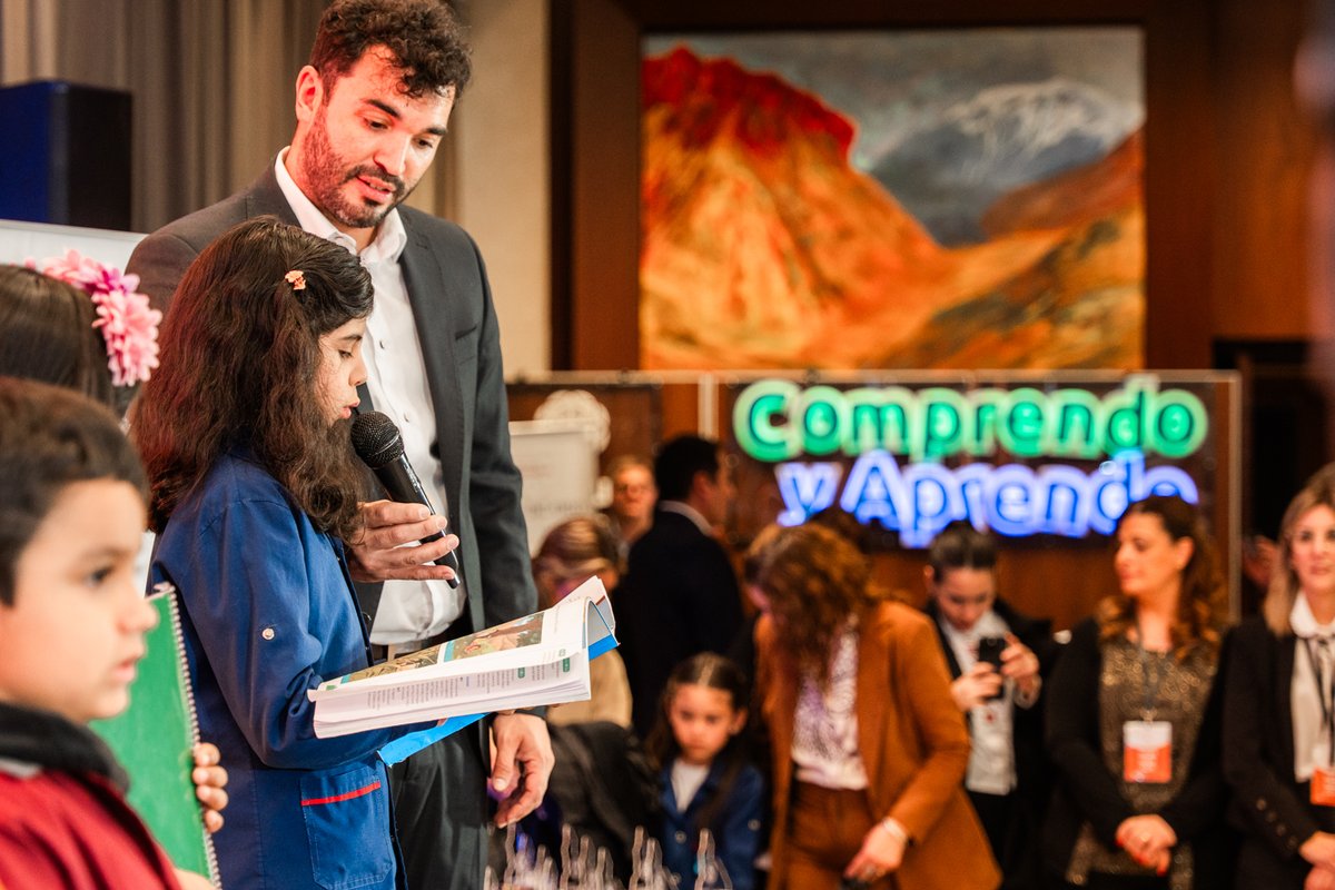 DrMarceloOrrego's tweet image. La educación es una prioridad para nuestra gestión, pero también una responsabilidad de todos. Es por eso que trabajamos de manera estratégica y coordinada con actores del sector privado para mejorar un eje clave como es la alfabetización.
Gracias a este trabajo conjunto, los…
