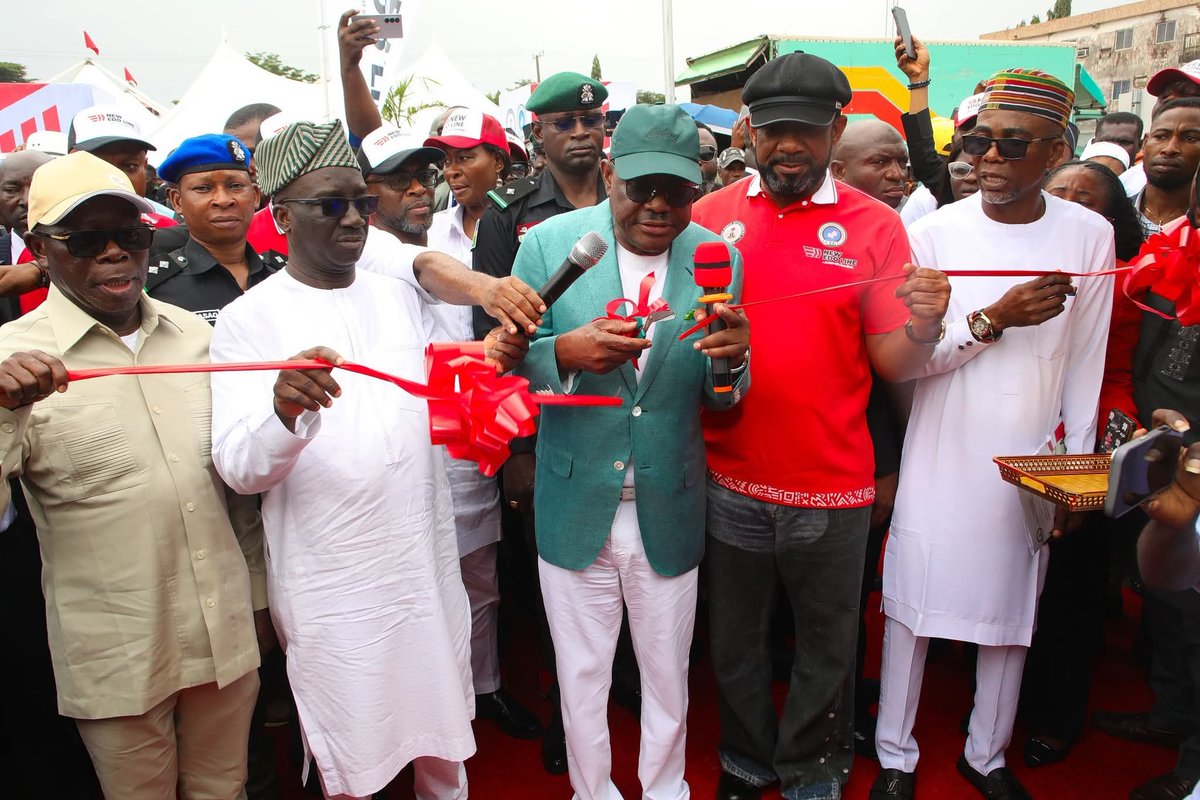 GovWike's tweet image. Today, I was in  Benin-City, Edo State to commission the New Edo Line, a state-owned transport company. It was relaunched by Governor Monday Okpebholo.