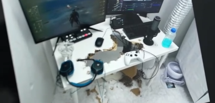 yoxics's tweet image. StableRonaldo shows his desk after 26 hrs of being in a white room until he beats Elden Ring 馃槶