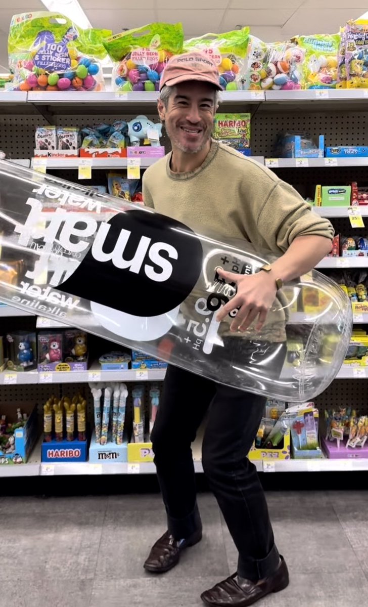 Brango_Lim's tweet image. Brandon Lim spreads joy and looks… smart😌, in a neighborhood walgreens.
follow for more updates #ProfilePic